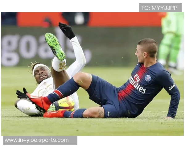 马内因背后犯规被VAR判罚黄牌引发争议球迷热议裁判判决合理性